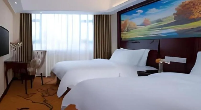 Bed in Vienna Hotel Shenzhen Pinghu Shuangyong Street Metro Station