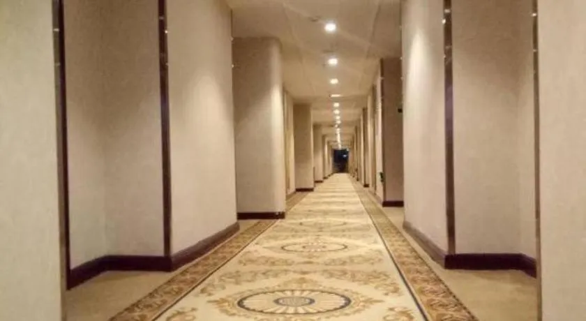 Vienna Hotel Shenzhen Pinghu Shuangyong Street Metro Station