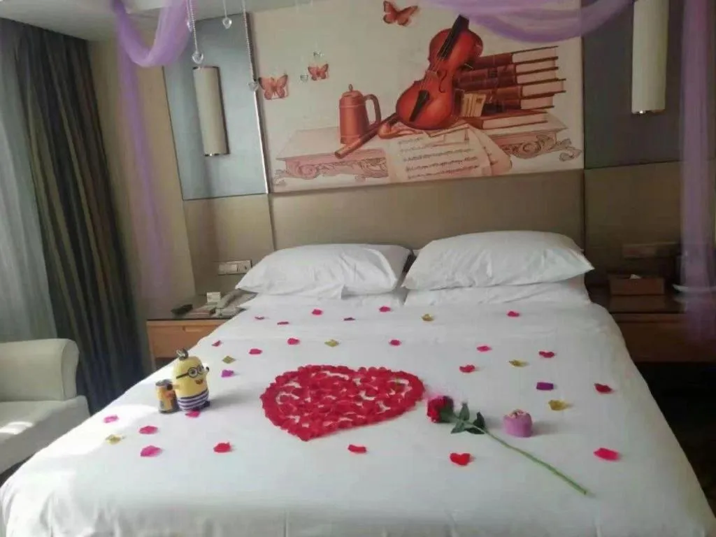 Bed in Vienna Hotel Shenzhen Pinghu Shuangyong Street Metro Station