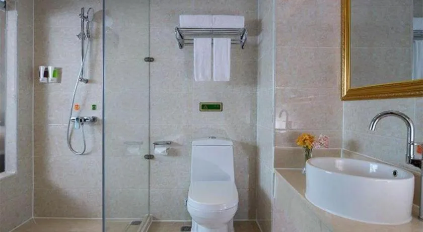 Vienna Hotel Shenzhen Pinghu Shuangyong Street Metro Station