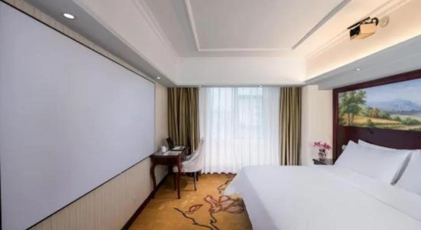 Bed in Vienna Hotel Shenzhen Pinghu Shuangyong Street Metro Station