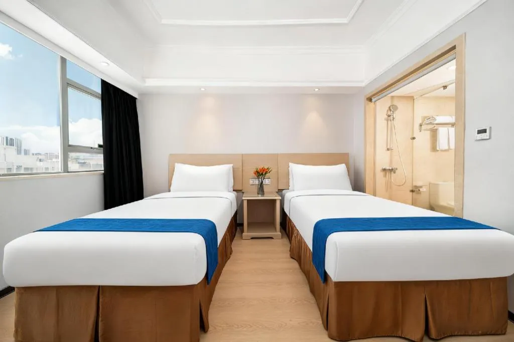 Bed in Vienna Hotel Shenzhen Pinghu Shuangyong Street Metro Station