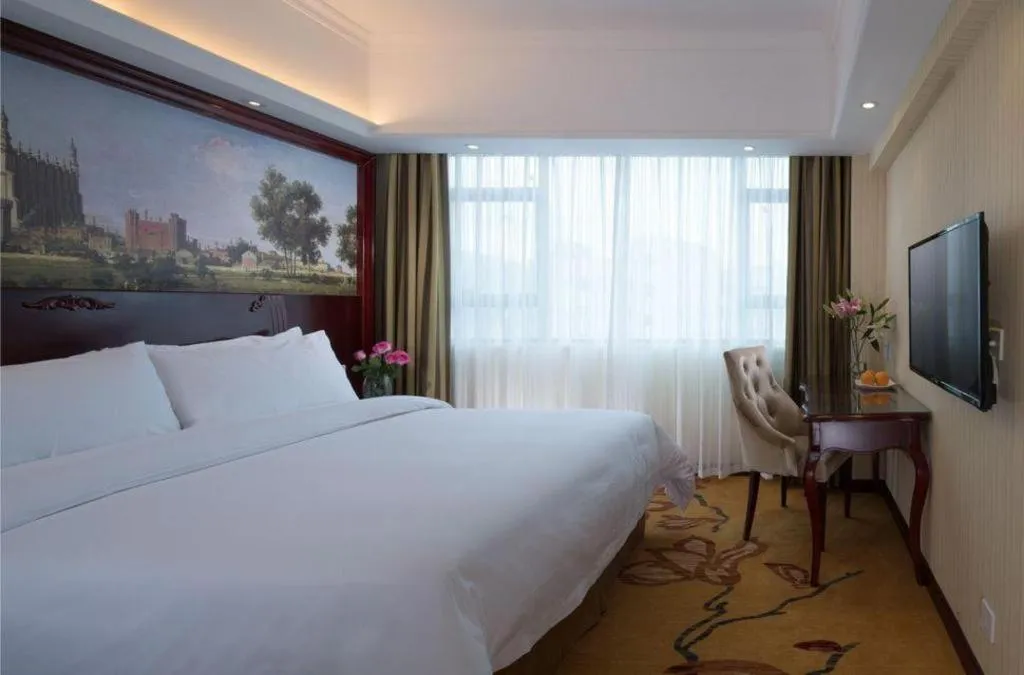 Bed in Vienna Hotel Shenzhen Pinghu Shuangyong Street Metro Station