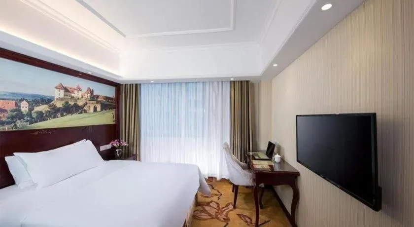 Bed in Vienna Hotel Shenzhen Pinghu Shuangyong Street Metro Station