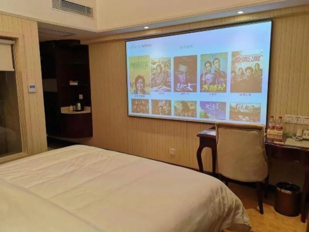 Bed in Vienna Hotel Shenzhen Pinghu Shuangyong Street Metro Station