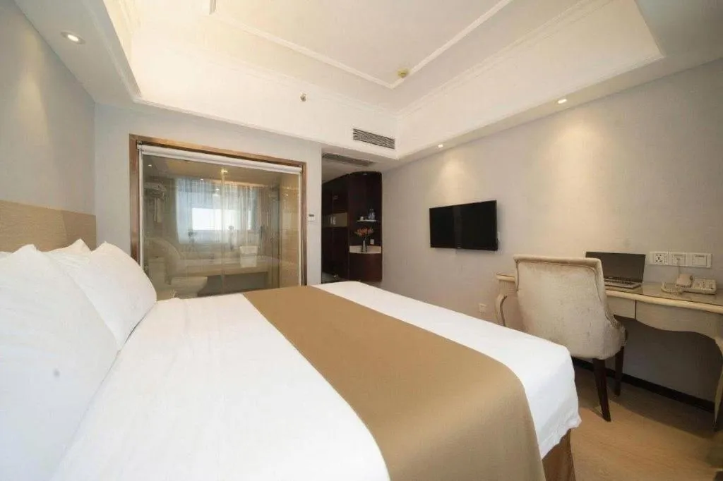 Bed in Vienna Hotel Shenzhen Pinghu Shuangyong Street Metro Station