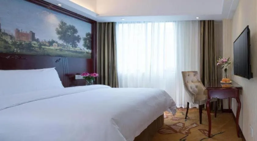 Bed in Vienna Hotel Shenzhen Pinghu Shuangyong Street Metro Station