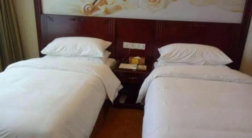 Bed in Vienna Hotel Shenzhen Pinghu Shuangyong Street Metro Station