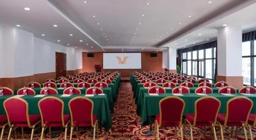 Vienna Hotel Shenzhen Pinghu Shuangyong Street Metro Station