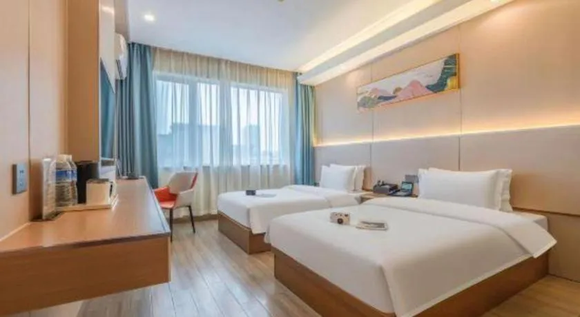 Bed in Vienna Hotel Shenzhen Pinghu Shuangyong Street Metro Station