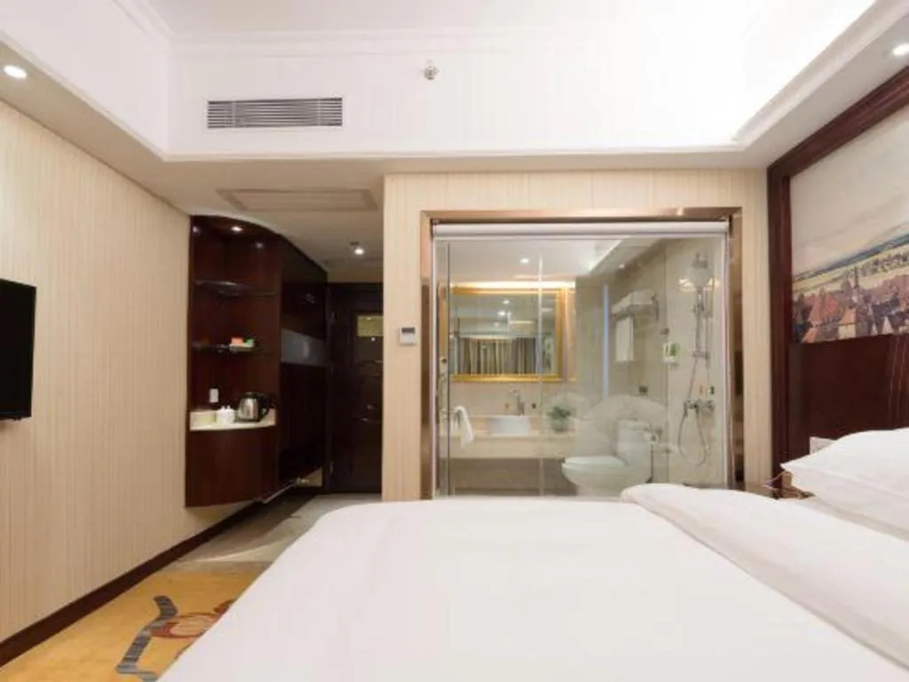 Bed in Vienna Hotel Shenzhen Pinghu Shuangyong Street Metro Station