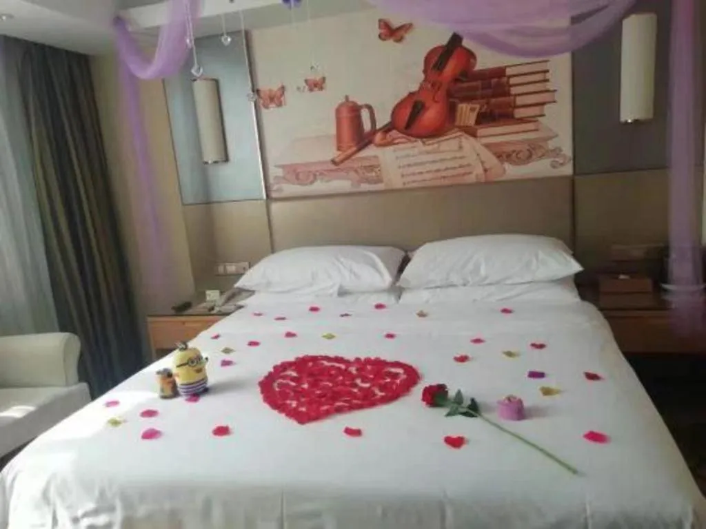 Bed in Vienna Hotel Shenzhen Pinghu Shuangyong Street Metro Station