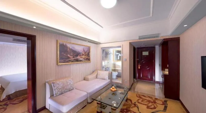 Vienna Hotel Shenzhen Pinghu Shuangyong Street Metro Station