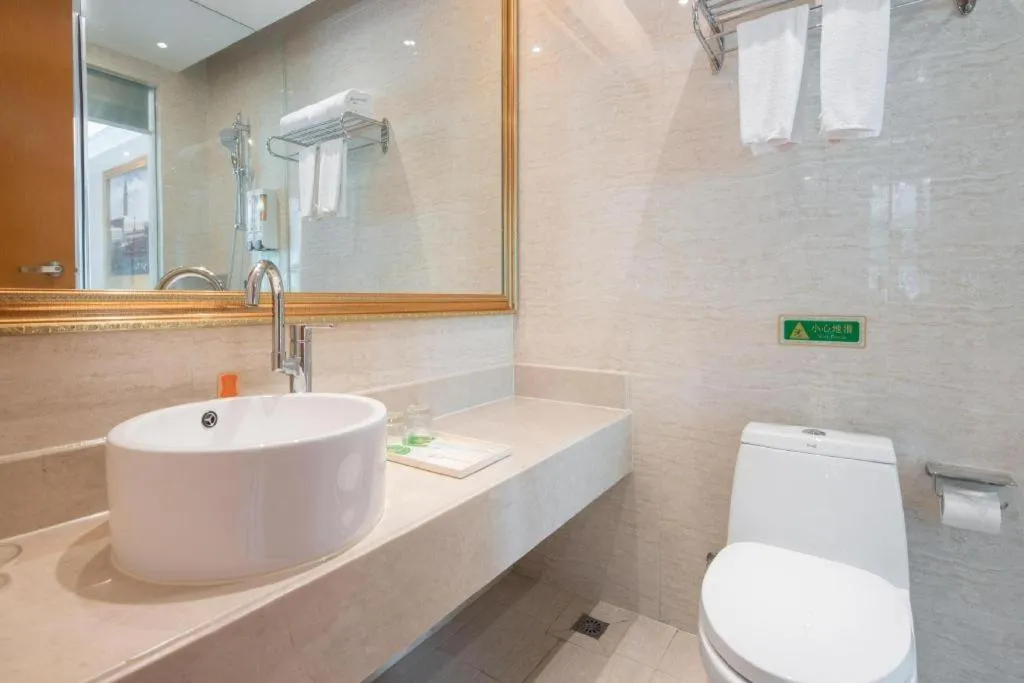 Vienna Hotel Shenzhen Pinghu Shuangyong Street Metro Station