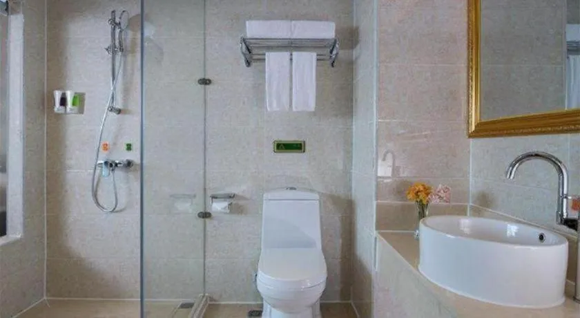 Vienna Hotel Shenzhen Pinghu Shuangyong Street Metro Station