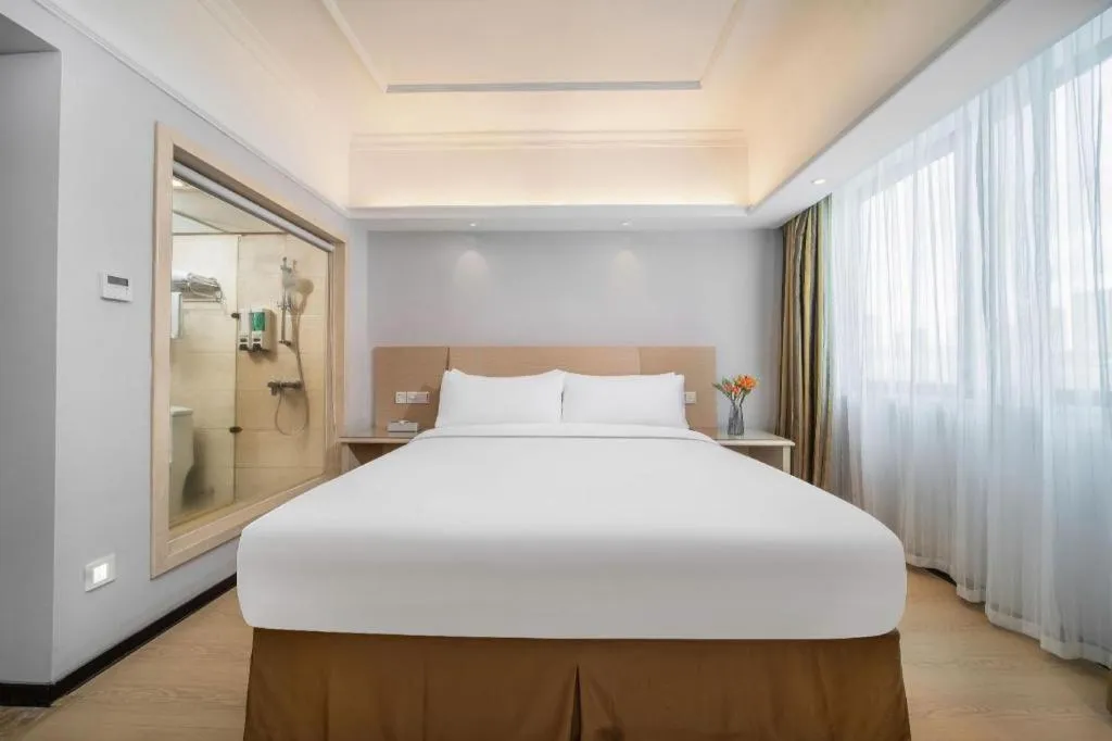 Bed in Vienna Hotel Shenzhen Pinghu Shuangyong Street Metro Station