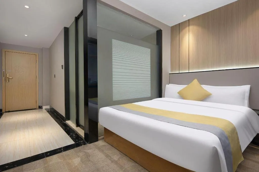 Bed in Vienna Hotel Shenzhen Pinghu Shuangyong Street Metro Station