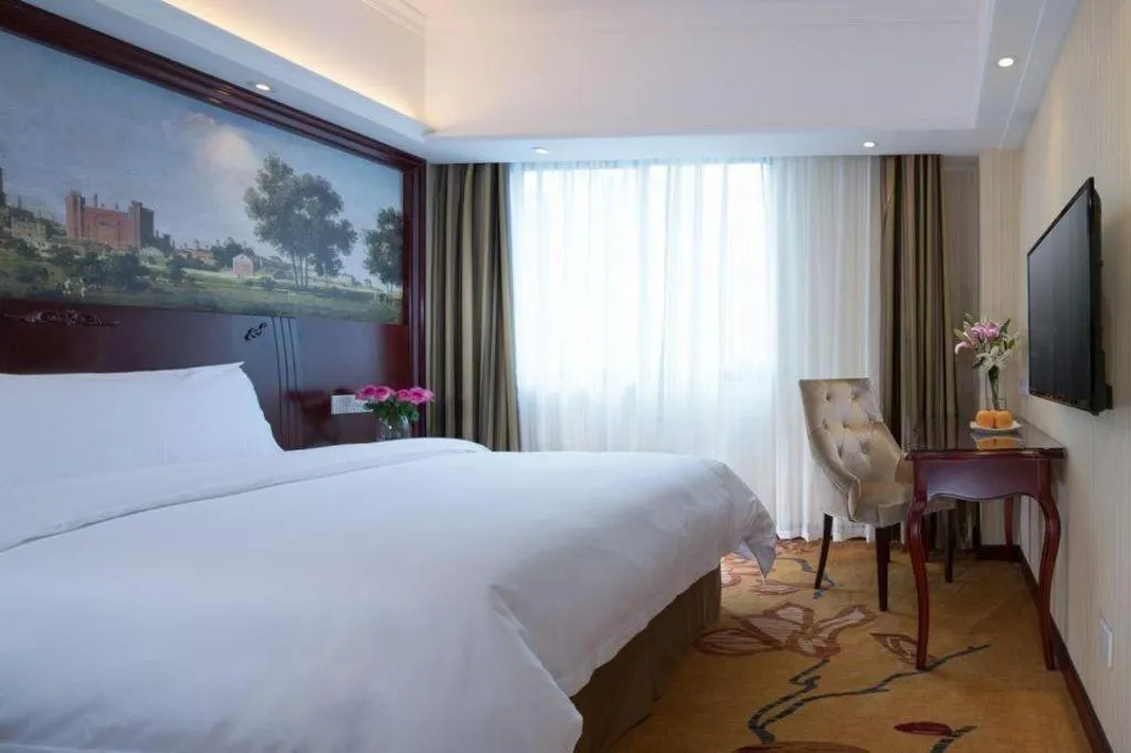 Bed in Vienna Hotel Shenzhen Pinghu Shuangyong Street Metro Station