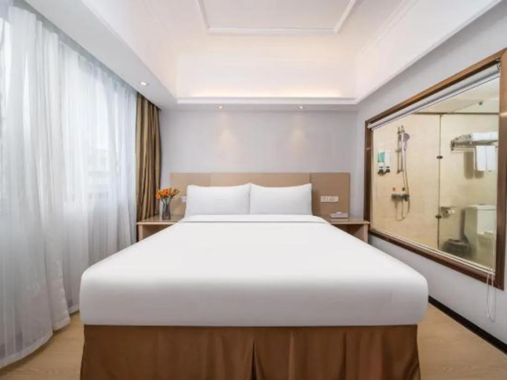 Bed in Vienna Hotel Shenzhen Pinghu Shuangyong Street Metro Station