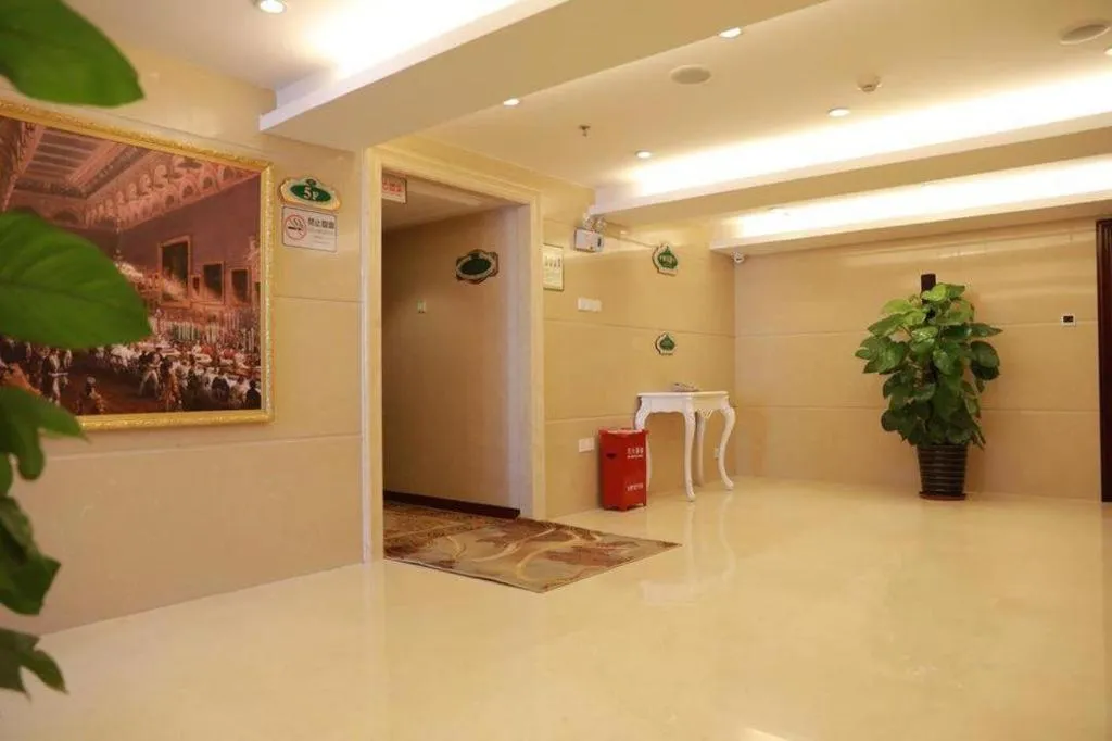 Vienna Hotel Shenzhen Pinghu Shuangyong Street Metro Station