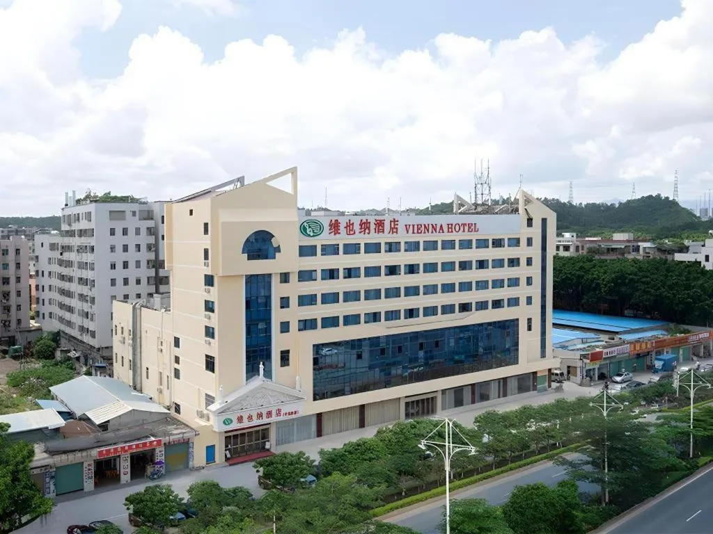Vienna Hotel Shenzhen Pinghu Shuangyong Street Metro Station