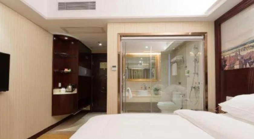 Bed in Vienna Hotel Shenzhen Pinghu Shuangyong Street Metro Station