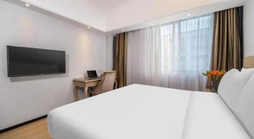 Bed in Vienna Hotel Shenzhen Pinghu Shuangyong Street Metro Station