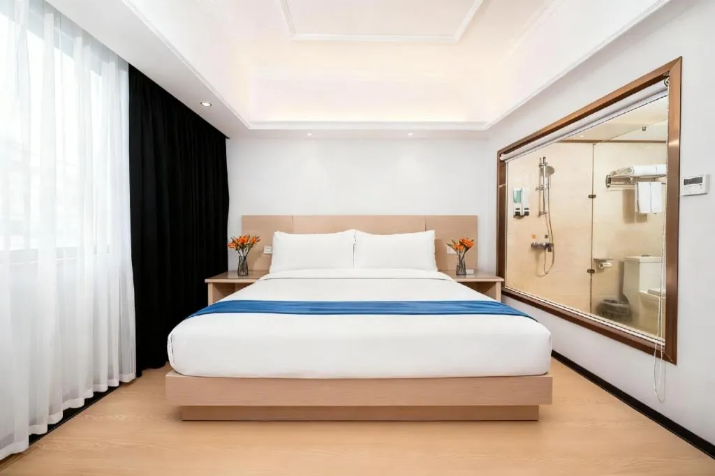 Bed in Vienna Hotel Shenzhen Pinghu Shuangyong Street Metro Station