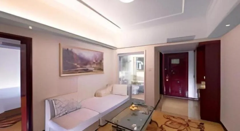 Vienna Hotel Shenzhen Pinghu Shuangyong Street Metro Station