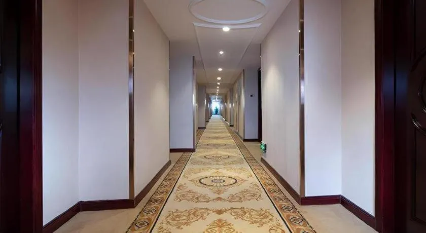 Vienna Hotel Shenzhen Pinghu Shuangyong Street Metro Station