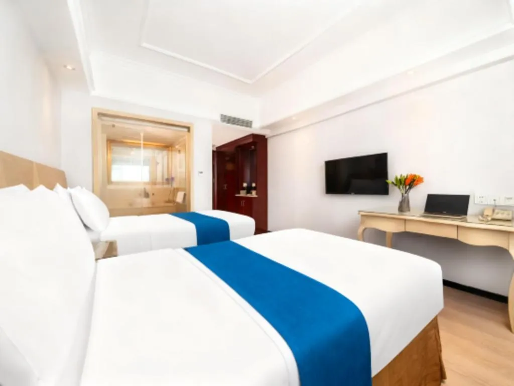 Bed in Vienna Hotel Shenzhen Pinghu Shuangyong Street Metro Station