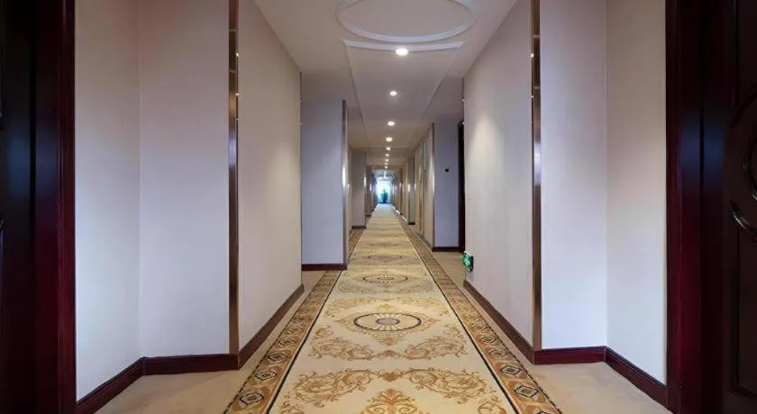 Vienna Hotel Shenzhen Pinghu Shuangyong Street Metro Station