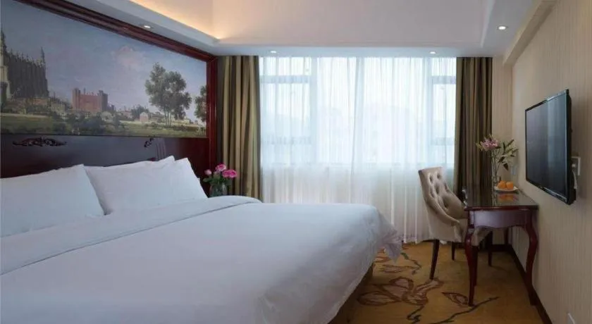 Bed in Vienna Hotel Shenzhen Pinghu Shuangyong Street Metro Station