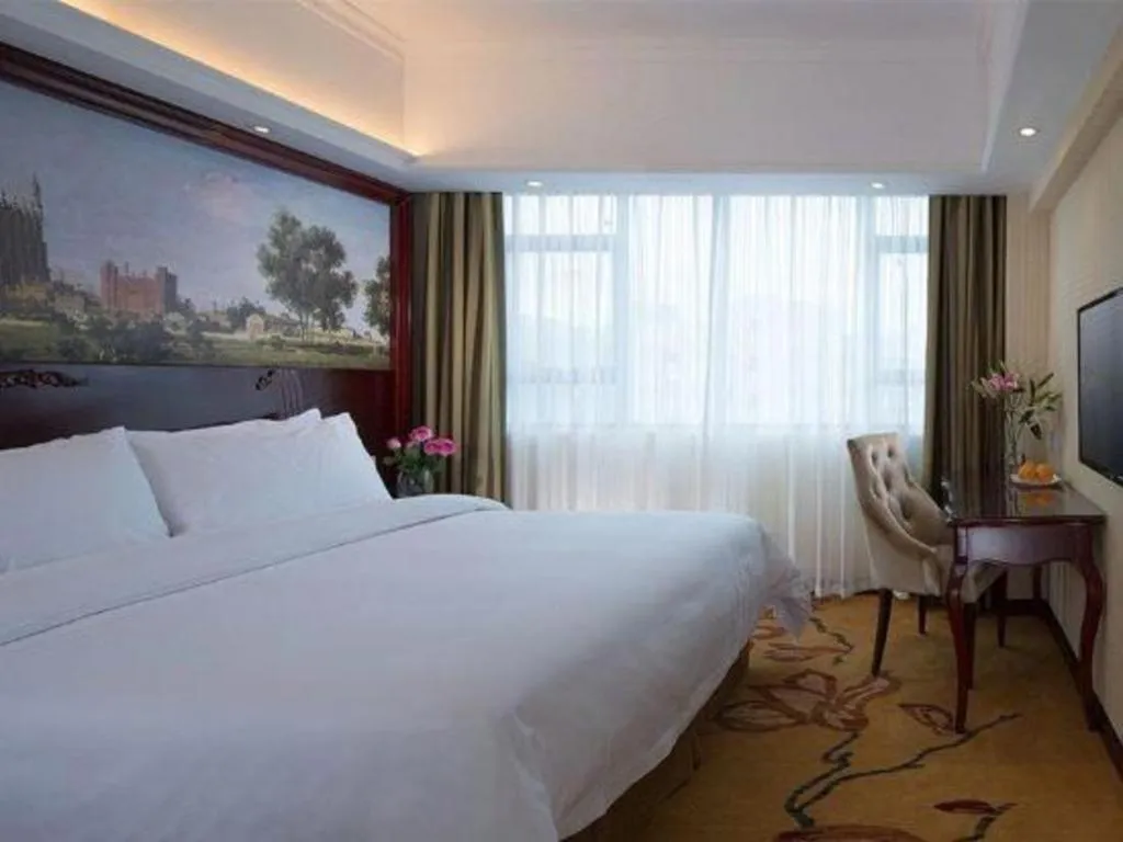 Bed in Vienna Hotel Shenzhen Pinghu Shuangyong Street Metro Station