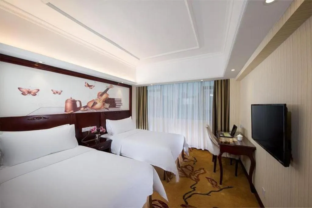 Bed in Vienna Hotel Shenzhen Pinghu Shuangyong Street Metro Station