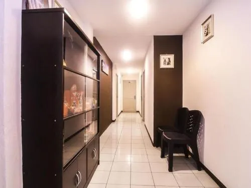 Super OYO 89465 Golden Lounge