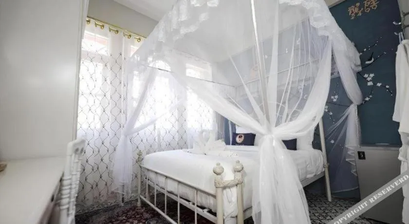 Bed in 2499 Heritage Chinatown Bangkok Hotel By RoomQuest