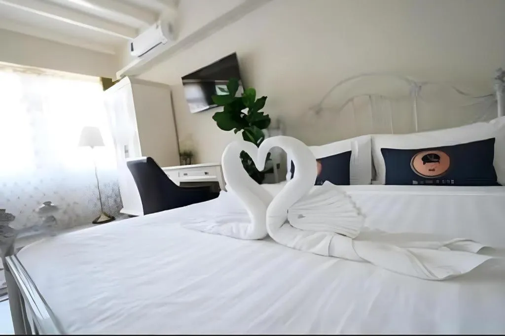 Bed in 2499 Heritage Chinatown Bangkok Hotel By RoomQuest