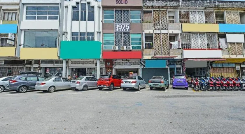 OYO 90662 The 1975 Hotel