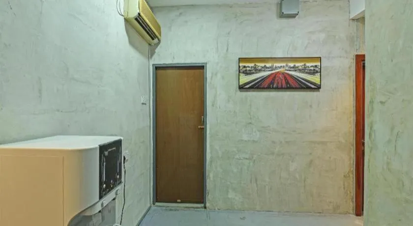 OYO 90662 The 1975 Hotel