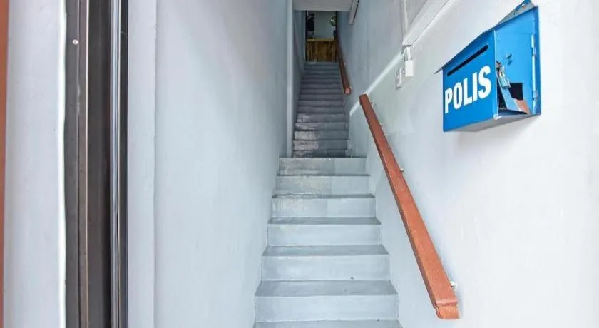 OYO 90662 The 1975 Hotel