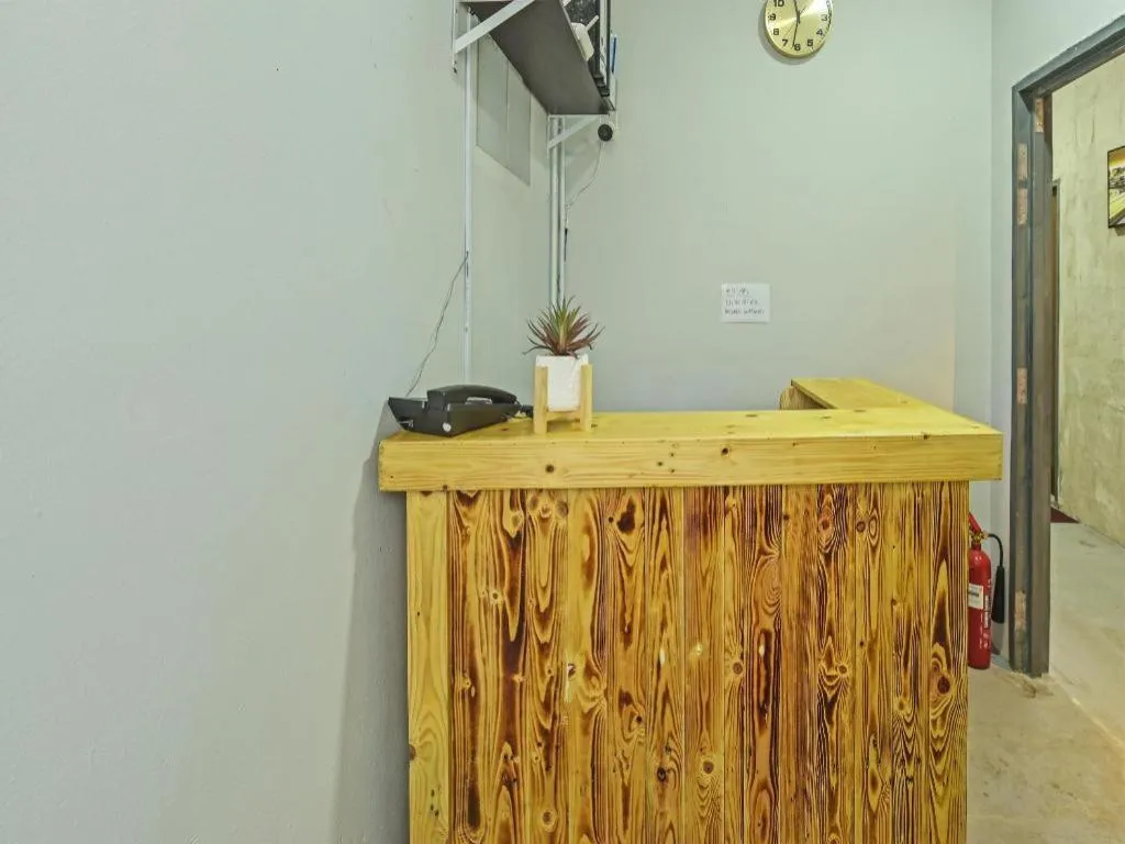 OYO 90662 The 1975 Hotel