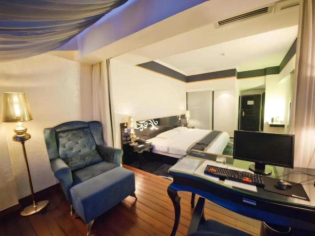 Bed in Guilin Sapphire hotel