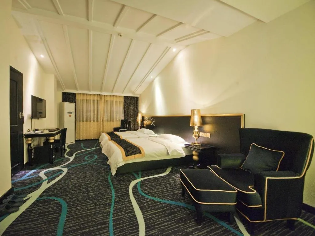 Bed in Guilin Sapphire hotel