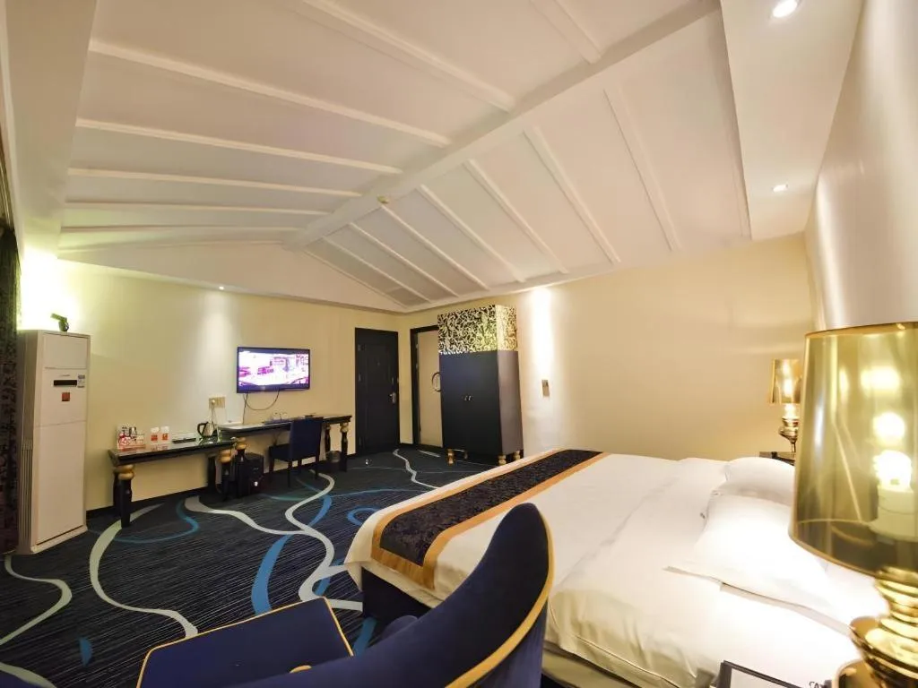 Bed in Guilin Sapphire hotel