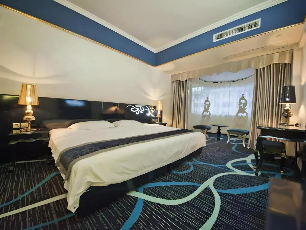 Bed in Guilin Sapphire hotel