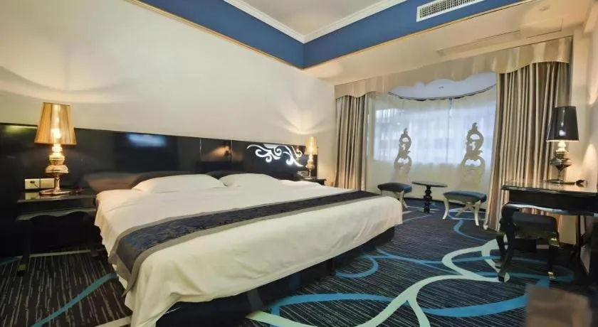 Bed in Guilin Sapphire hotel
