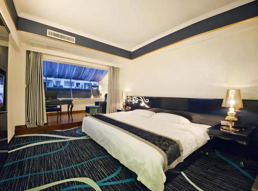 Bed in Guilin Sapphire hotel