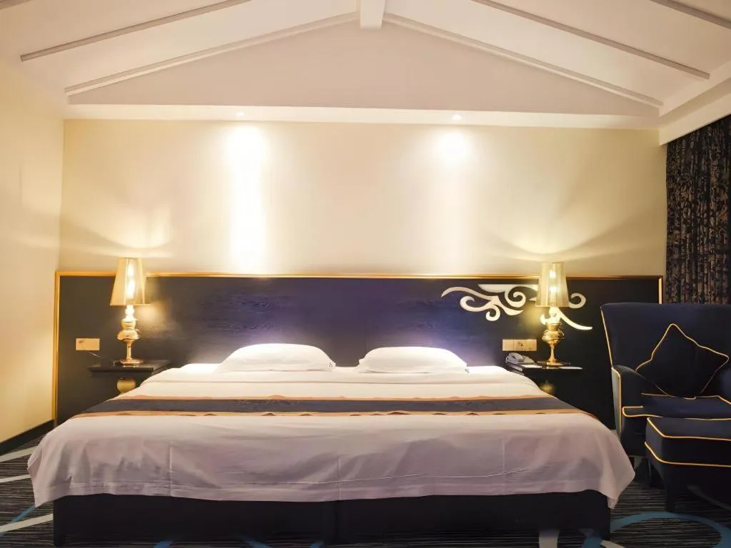 Bed in Guilin Sapphire hotel