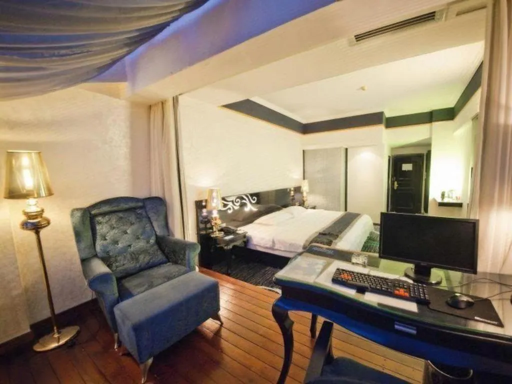 Bed in Guilin Sapphire hotel